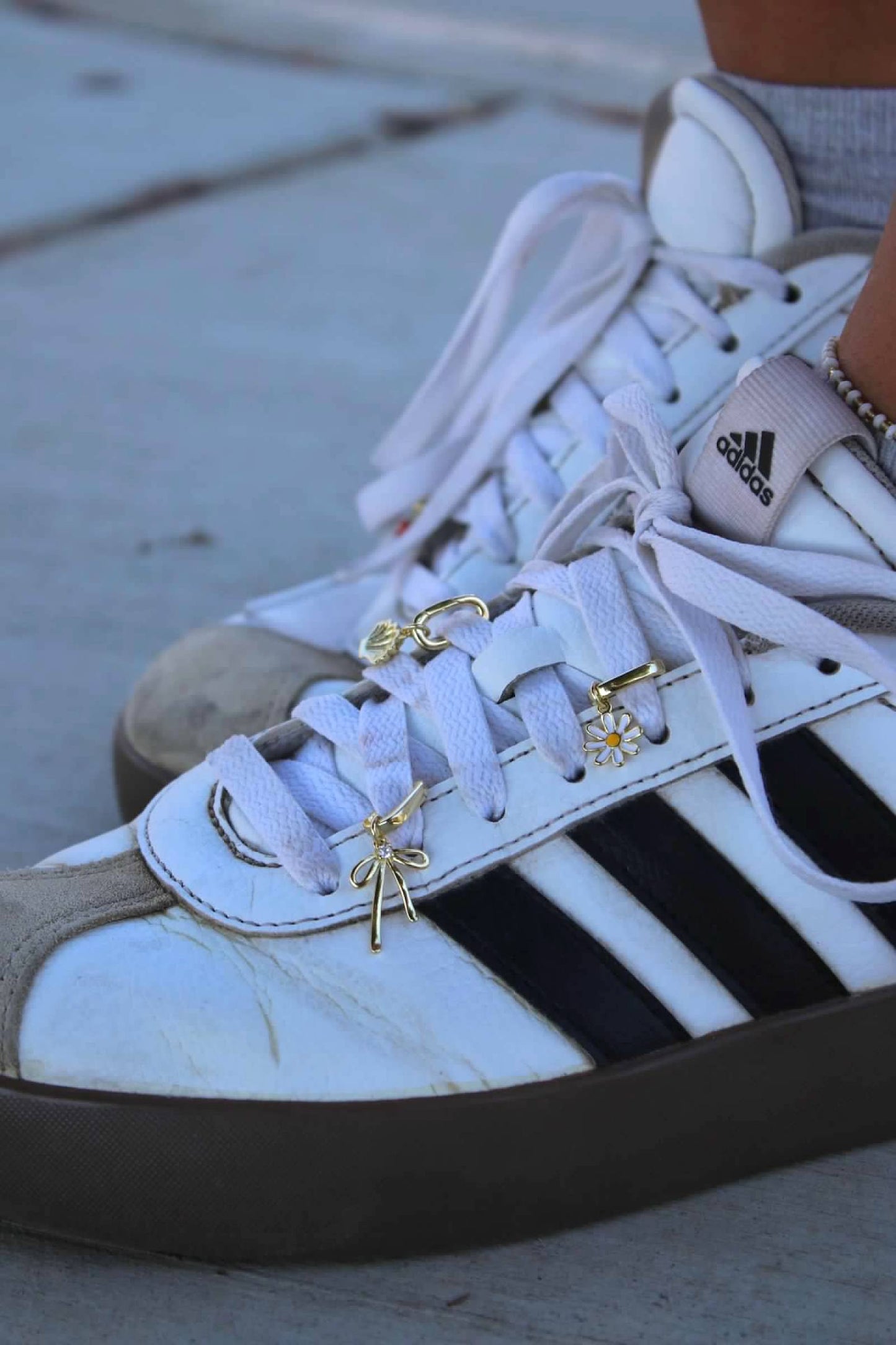 Daisy shoe charm